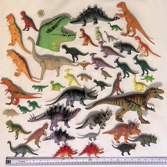 DK Book - “100 First Dinosaur Words” with 46 Plastic Dinosaurs of Various Sizes - Picture 5 of 9